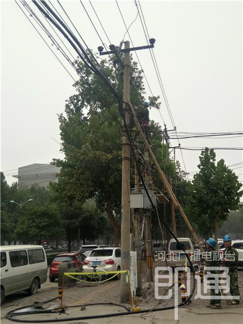 石家庄:槐安路一座变压器雨中起火