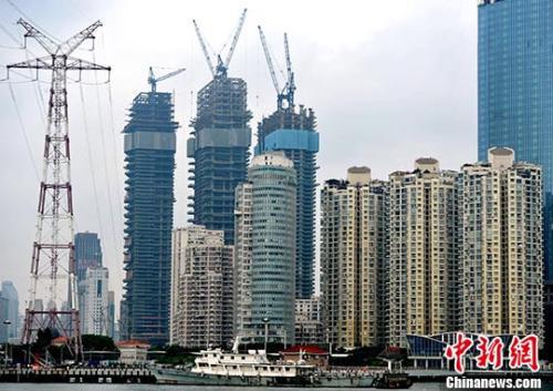 资料图:正在建设的楼盘。中新社记者 张斌 摄