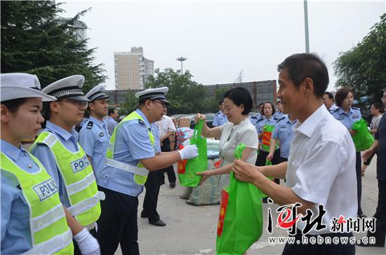 8月1日上午,保定市总工会流动职工服务中心启动仪式举行。图为保定市总工会领导带领流动职工服务队慰问公安交警。 吕新生摄