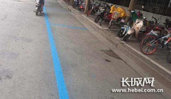 石家庄市桥西交警大队施画蓝色免费停车位