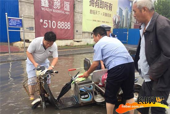 民警帮助推车送回家。韩波供图
