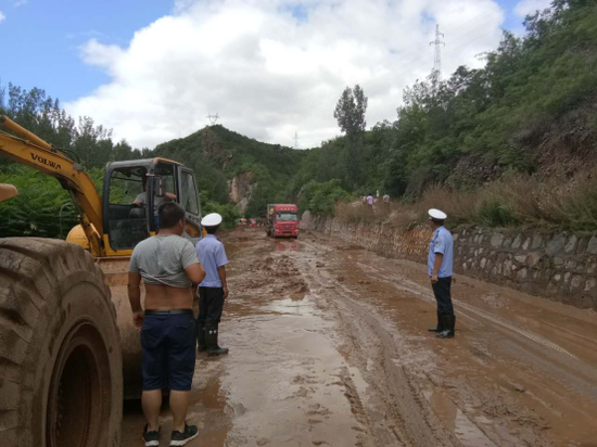 8月2日11时开始的强降雨造成承德多处山体滑坡,道路交通中断。承德交通、交警部门迅速行动,全力以赴尽快恢复交通秩序。 霍文凯摄