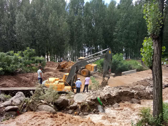 8月2日11时开始的强降雨造成承德多处山体滑坡,道路交通中断。承德交通、交警部门迅速行动,全力以赴尽快恢复交通秩序。 霍文凯摄