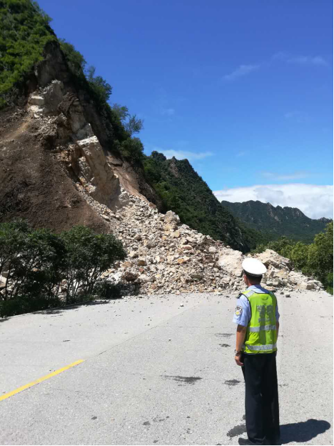 8月2日11时开始的强降雨造成承德多处山体滑坡,道路交通中断。承德交通、交警部门迅速行动,全力以赴尽快恢复交通秩序。 霍文凯摄