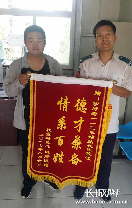 公交车司机及时救火获称赞。