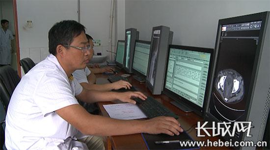 医护人员分析检测影像并出具诊断结果。 长城网 赵志铎摄
