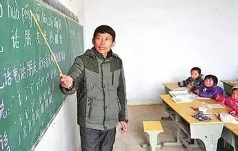 确保不低于当地公务员收入水平
