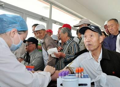 凡有保定市户口及在保定居住满6个月以上的老年人,均可凭身份证或户口本到所在社区进行登记体检。每年免费体检一次。