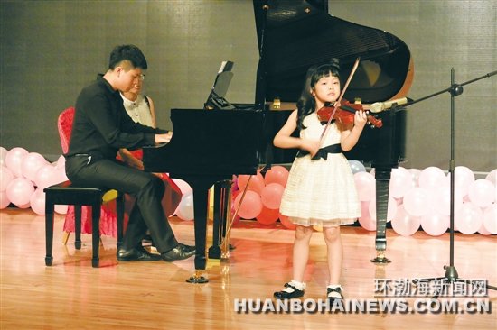 图为闫弘健(左一)正在演奏。 记者 魏伟 摄