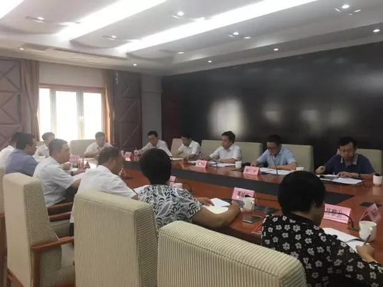8月21日,河北省大气办对上半年全省PM2.5平均浓度改善率后10名的县政府主要负责同志进行公开约谈。图为约谈会现场。