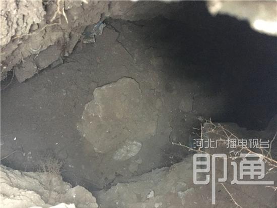 透过塌陷的缺口可以看到半米左右的深坑,缺口附近直径半米区域的路面出现沉降情况。