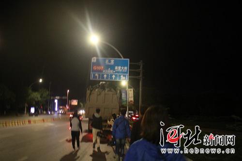 8月29日,石家庄市城管委组织执法人员联合交管等部门对省会渣土秩序进行了督导检查。图为执法人员正在进行督导检查。