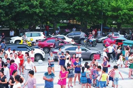 规定准停时间,“车等人”变“人等车”