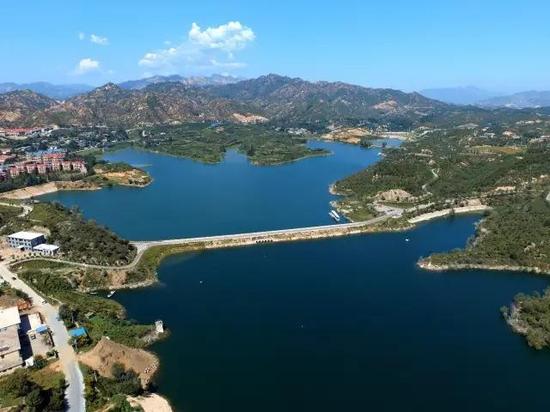 群山环抱的岗南水库