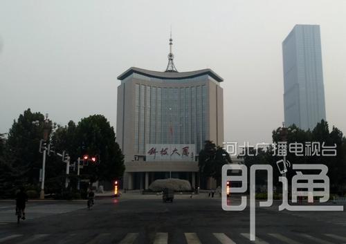 今晨,石家庄裕华路与富强大街路口附近街景。(耿杰飞 摄)