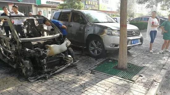 现场有数名身着奔驰汽车制服的工作人员,