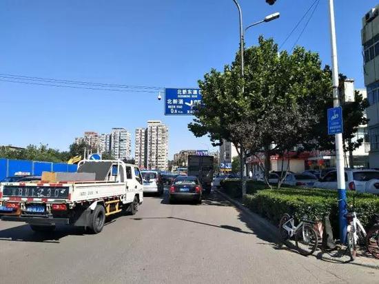 钢厂道与滨河路交叉口附近