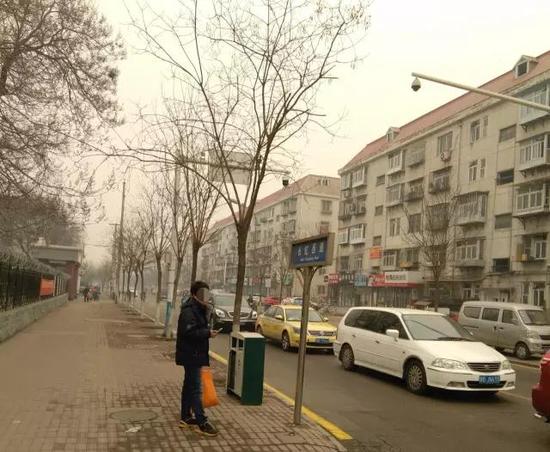 据了解,电子警察将24小时不间断巡控!对违反禁令标志标线指示的车辆驾驶人将处以100元罚款,记3分的处罚。