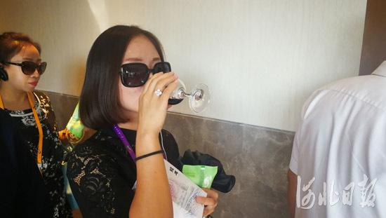 观摩团成员品尝葡萄酒。
