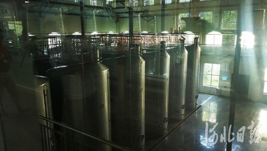 华夏颐养众享庄园精品葡萄酒生产车间的葡萄酒储藏罐,该车间能储藏葡萄酒超过2700吨。