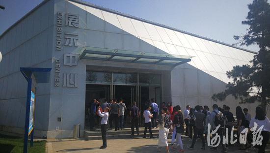 观摩团抵达国际康养旅游中心的展示中心。