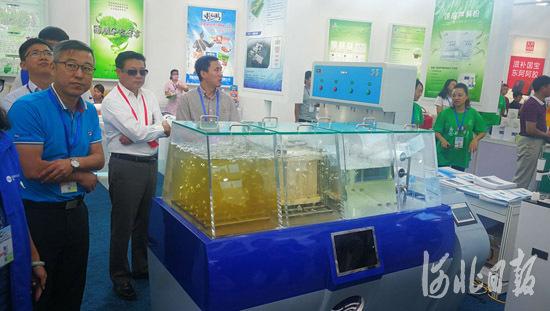 北京翠湖新水源厂展区内展示了该公司自主创新开发的双膜新水工艺。该工艺能将污水直接转换为直饮水。