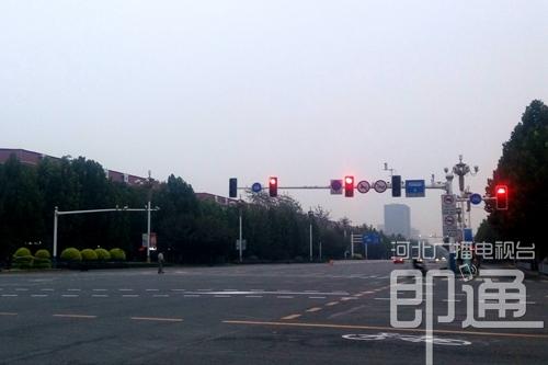 今晨,石家庄裕华路与谈固大街路口附近街景。(杨磊摄)