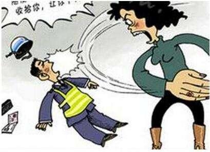 女子未带驾照被查后打骂交警 涉嫌妨害公务被