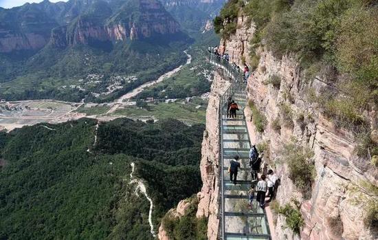 近日,一段东太行景区玻璃栈道玻璃“碎”了的视频在网上热传。