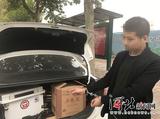 嫌疑人指认部分赃物。