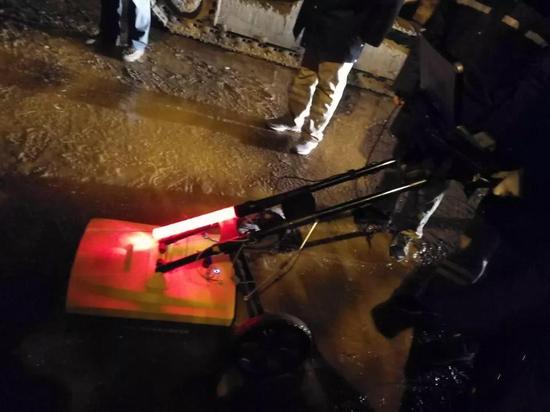 21:50,挖掘机进场,开始破拆路面。