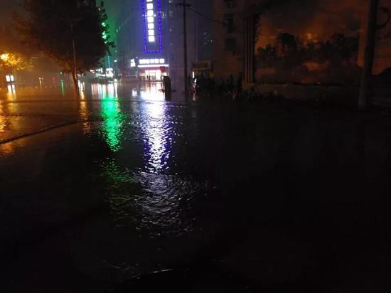 21:40,记者卢鹏反馈,道桥探地雷达监测设备到达现场。两个工作人员正在进行探测,看看路面是否有塌陷。