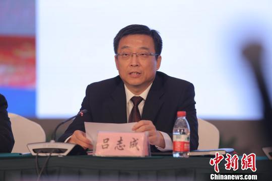 衡水市代市长吕志成就衡水市投资环境进行推介说明。 赵栋 摄