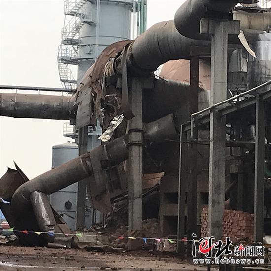 河北金万泰化肥有限责任公司造气车间尾气燃烧炉爆炸事故现场。 记者米彦泽摄