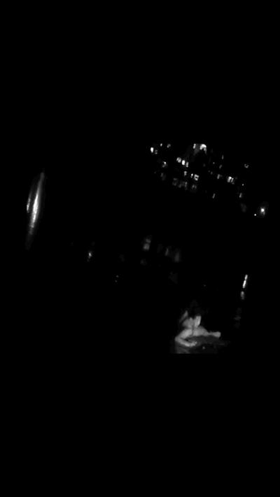 天寒水凉,冰面连续发生塌陷,熊剑两次栽进冰冷的河水中,身体被冰划伤,脚趾甲也被掀起一块,鲜血直流。