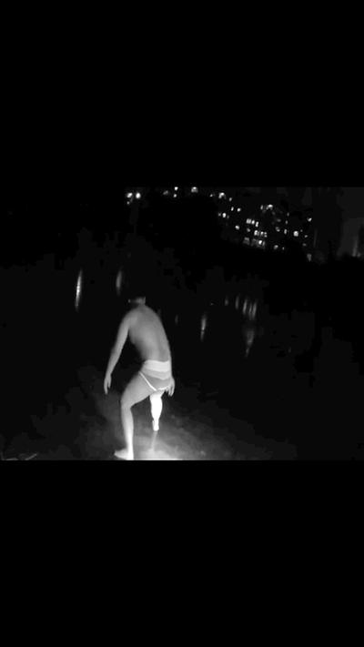 ①走上冰面救人。