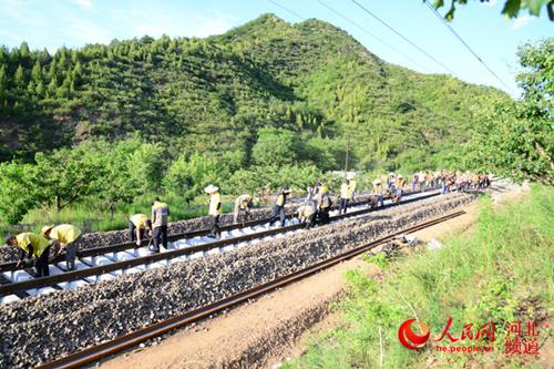 近日京承线迎来首次大型机械换枕。 北京铁路局承德工务段供图