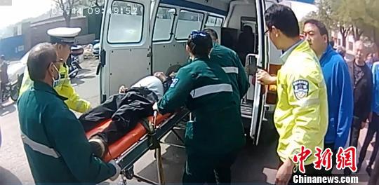 图为救护车赶到现场后,将老人抬上救护车。警方供图