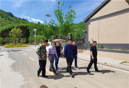 图说:驻村工作队在新村走访 供图/中共河北省委组织部驻涞源县斜山村工作队