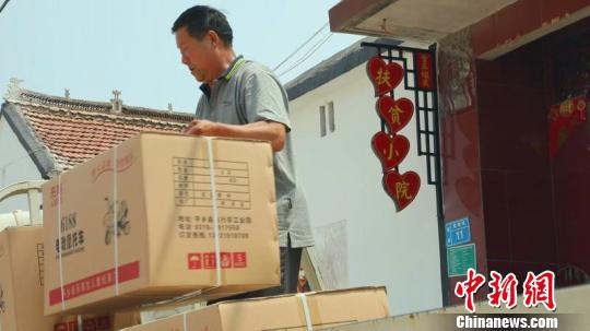 在丁瑞霞的“脱贫小院”,工人正在装车发货。 李铁锤 摄