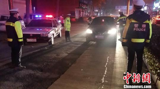 图为河北警方路面执勤。 保定警方供图 摄