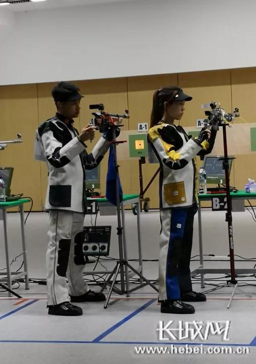 杨皓然、赵若竹在比赛中。国家射击队男子步枪主教练常静春供图