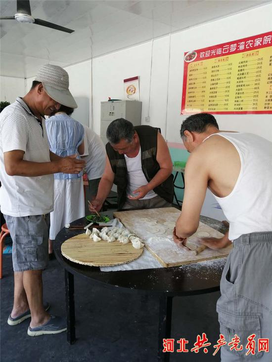 游客在农家乐自己包饺子享受特色美食