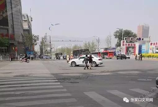 在五一大街与胜利北路交叉口,两位老人不走人行横道却横穿马路。
