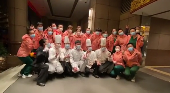 合影时,酒店工作人员喊出:“武汉必胜,谢谢医疗队!明年到武汉看樱花!”医疗队也回应:“谢谢你们!”(湖北日报记者柯皓摄)