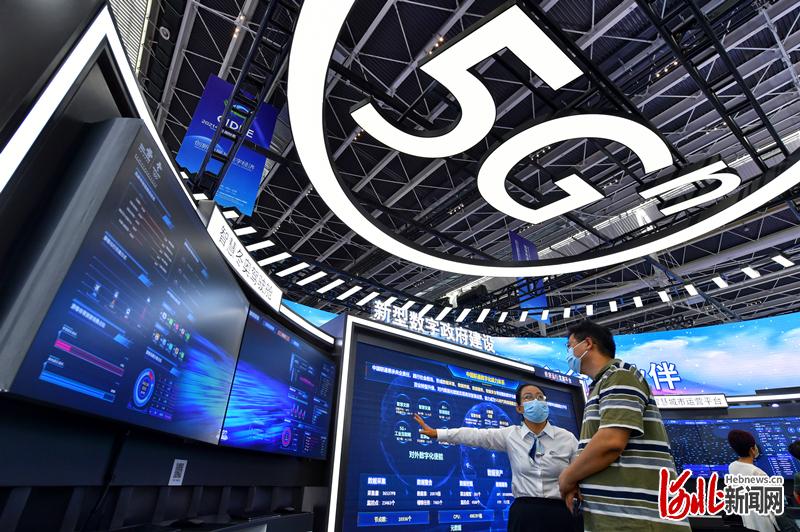 9月6日,参观者在2021中国国际数字经济博览会中国联通展位了解“智慧冬奥驾驶舱”。 河北日报记者 赵海江摄
