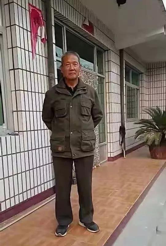 看起来身板不赖的蔡振杰老人,其实心脏里有着三个支架。