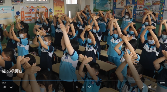 同学们隔着屏幕,同唱班歌《我想要飞翔》。