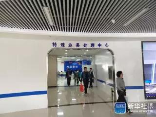 无人办税大厅亮相邢台 刷脸办税机器人引导