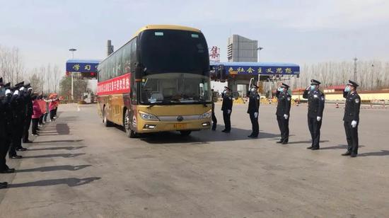3月18日，辛集市第一批、第二批支援湖北医疗队的15名英雄圆满完成使命，从武汉返程。